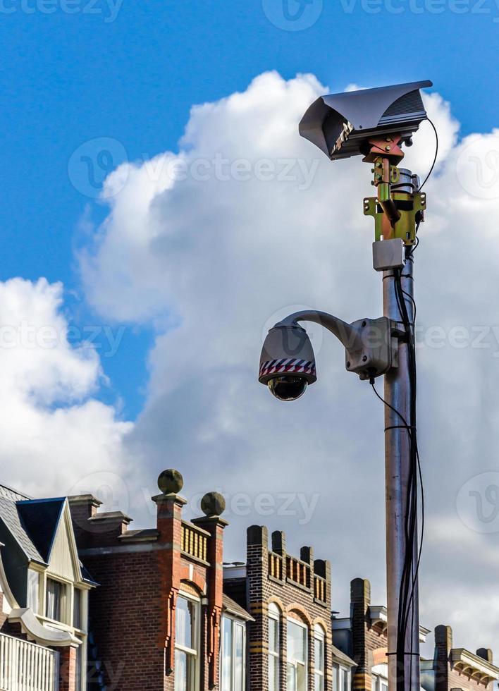 cámara de seguridad en la calle vieja foto