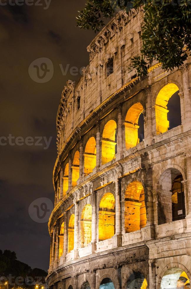 coliseo de roma de noche foto