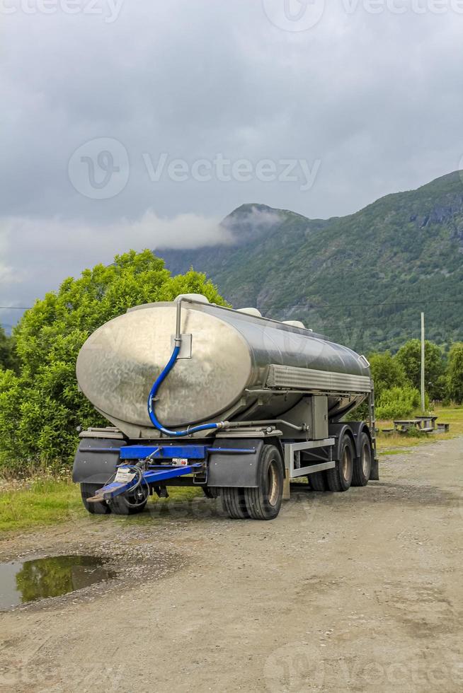 remolque de camión cisterna de leche en noruega. foto