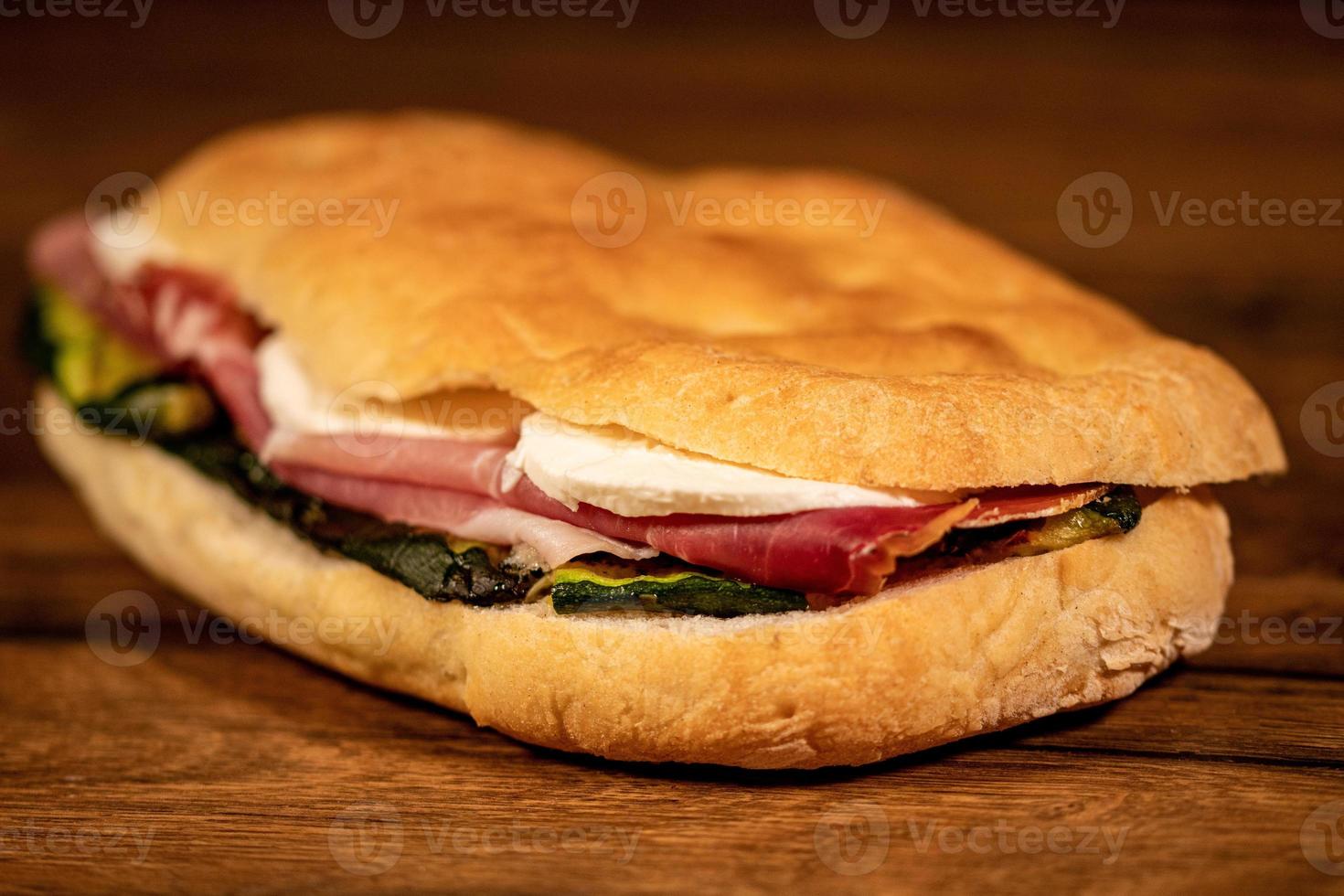 focaccia rellena de fiambres y verduras foto