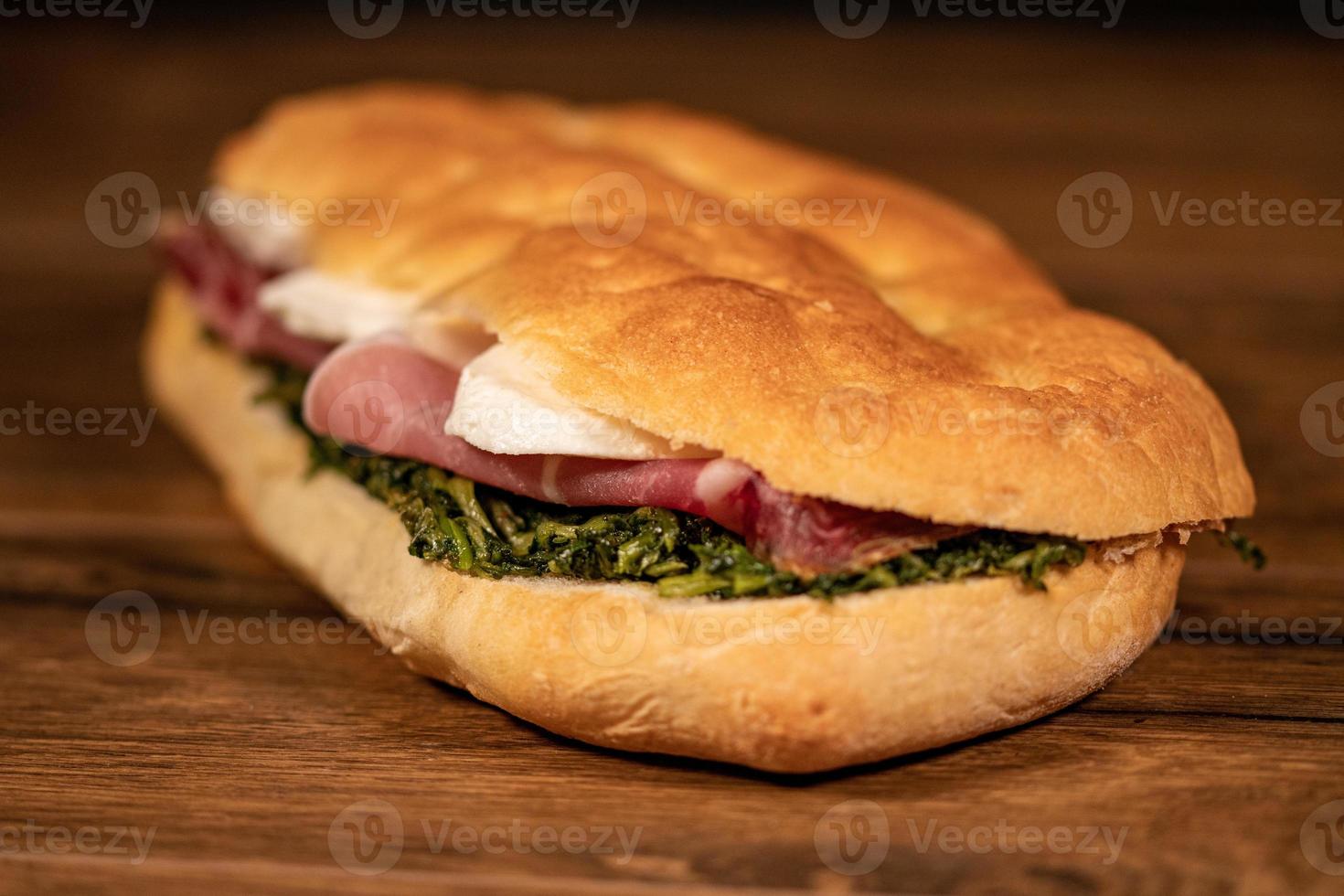 focaccia rellena de fiambres y verduras foto