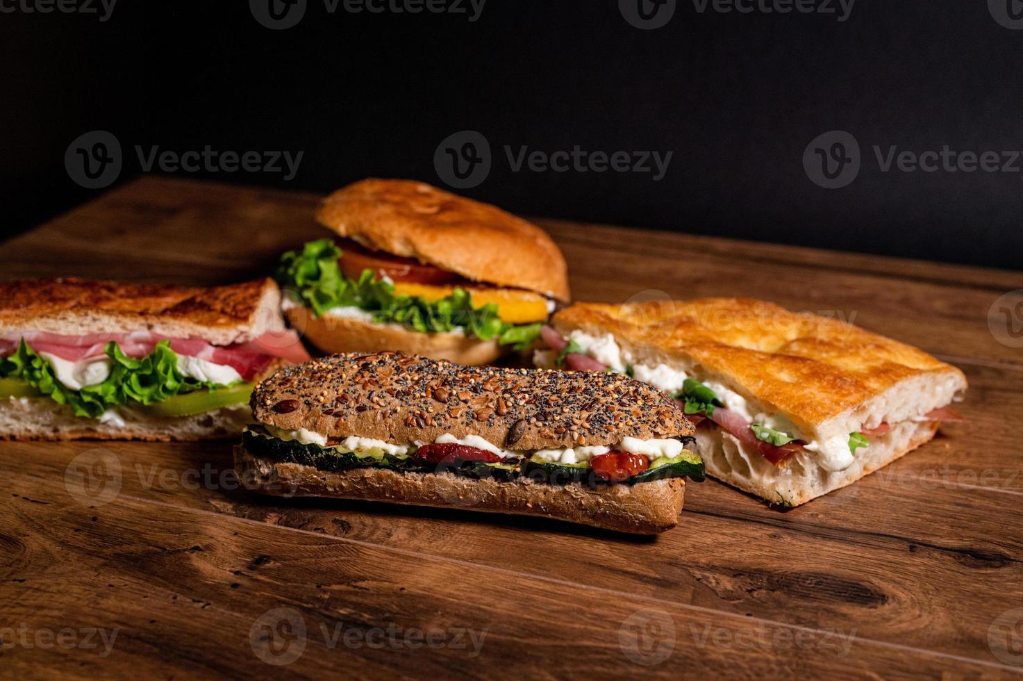 Composición de bocadillos con salami y verduras. foto