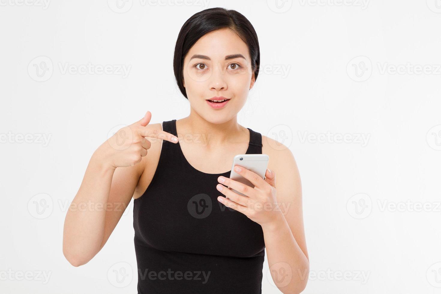 Sonriente mujer japonesa asiática mantenga blanco smartphone o teléfono móvil aislado sobre fondo blanco textura concepto publicitario. expresión facial positiva emoción humana. copie el espacio. foto