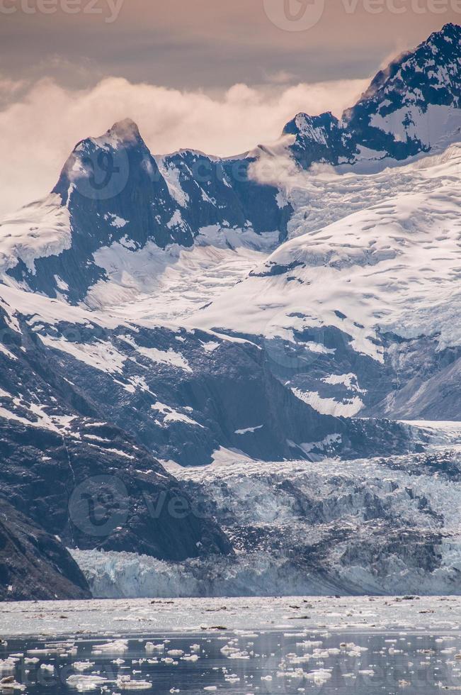 montañas cerca de johns hopkins inlet, glacier bay foto