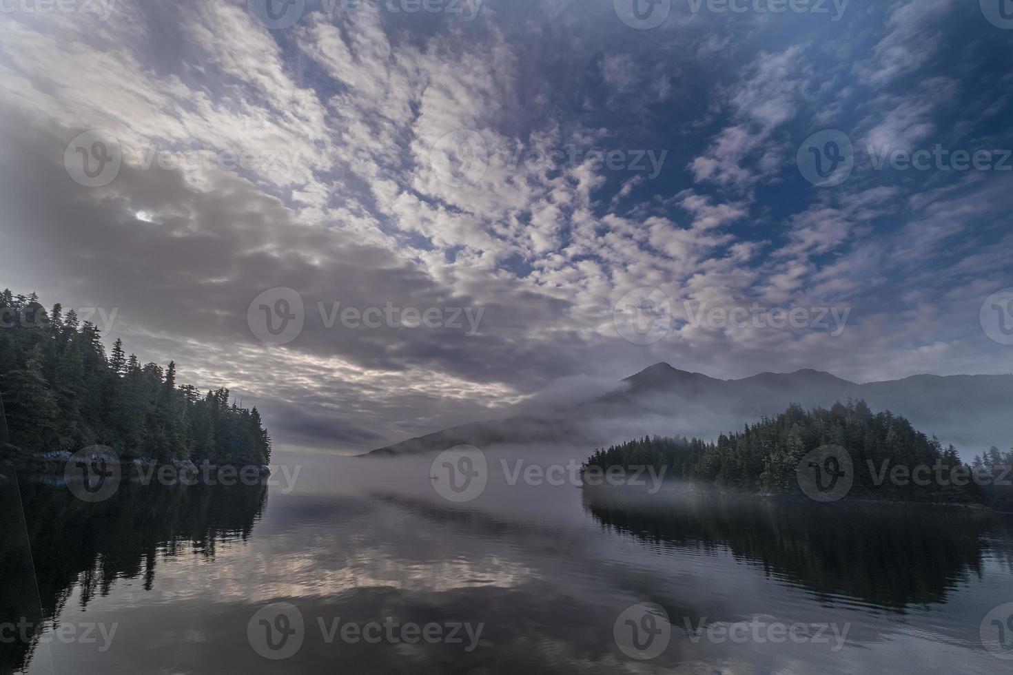 Mañana brumosa en Warm Springs Bay, Alaska foto