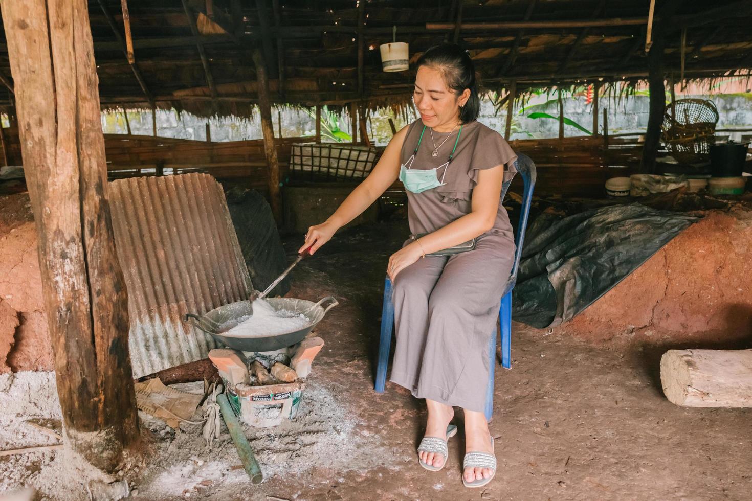 mujer en el antiguo estanque de sal foto