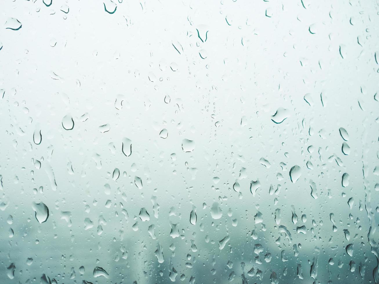 Gotas de lluvia sobre el vidrio de las ventanas. foto