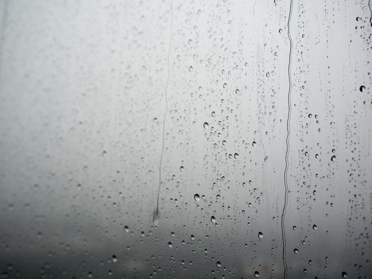 Gotas de lluvia sobre el vidrio de las ventanas. foto