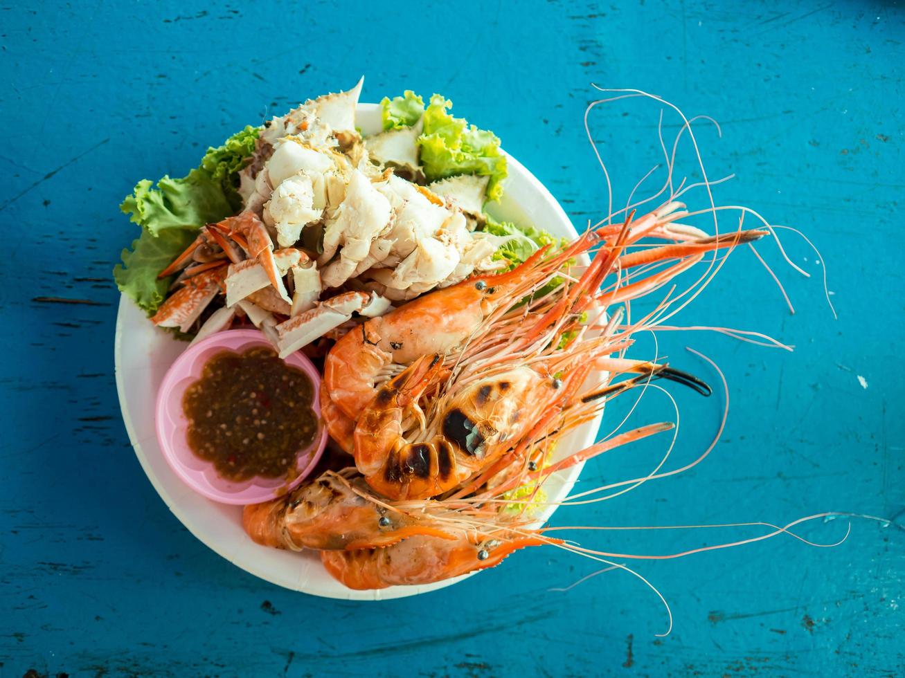 Conjunto de mariscos de camarones y cangrejos con salsa picante en Tailandia. foto