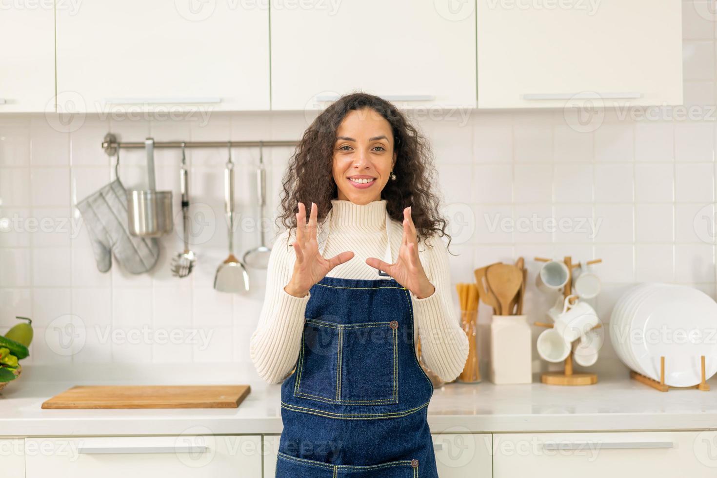 retrato, mujer latina, en, cocina foto