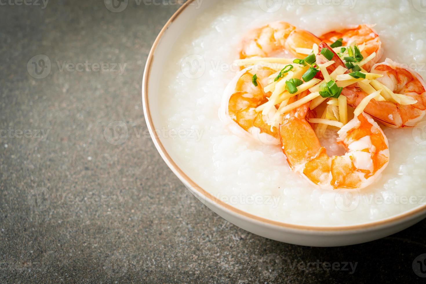 congee con camarones y jengibre fresco foto