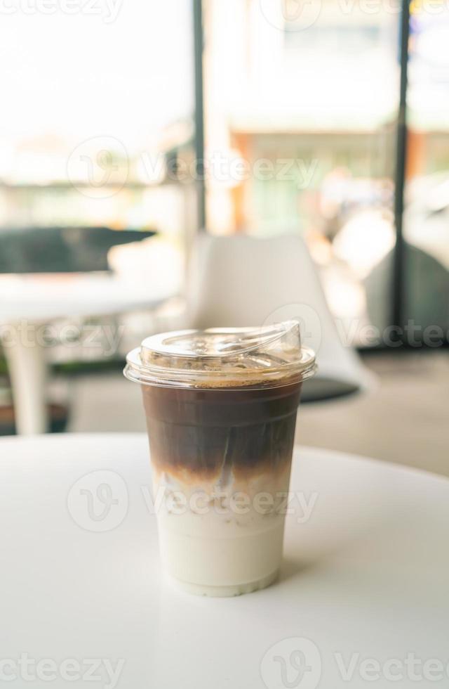 Taza de café con leche helado en la mesa foto