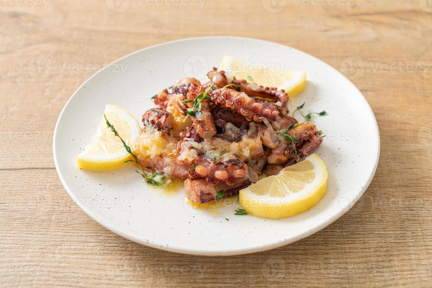 pulpo o calamar a la plancha con salsa de mantequilla y limón foto