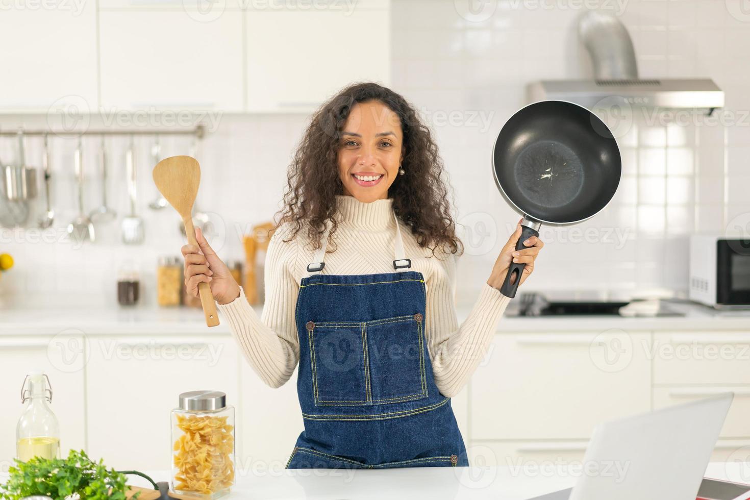 retrato, mujer latina, en, cocina foto