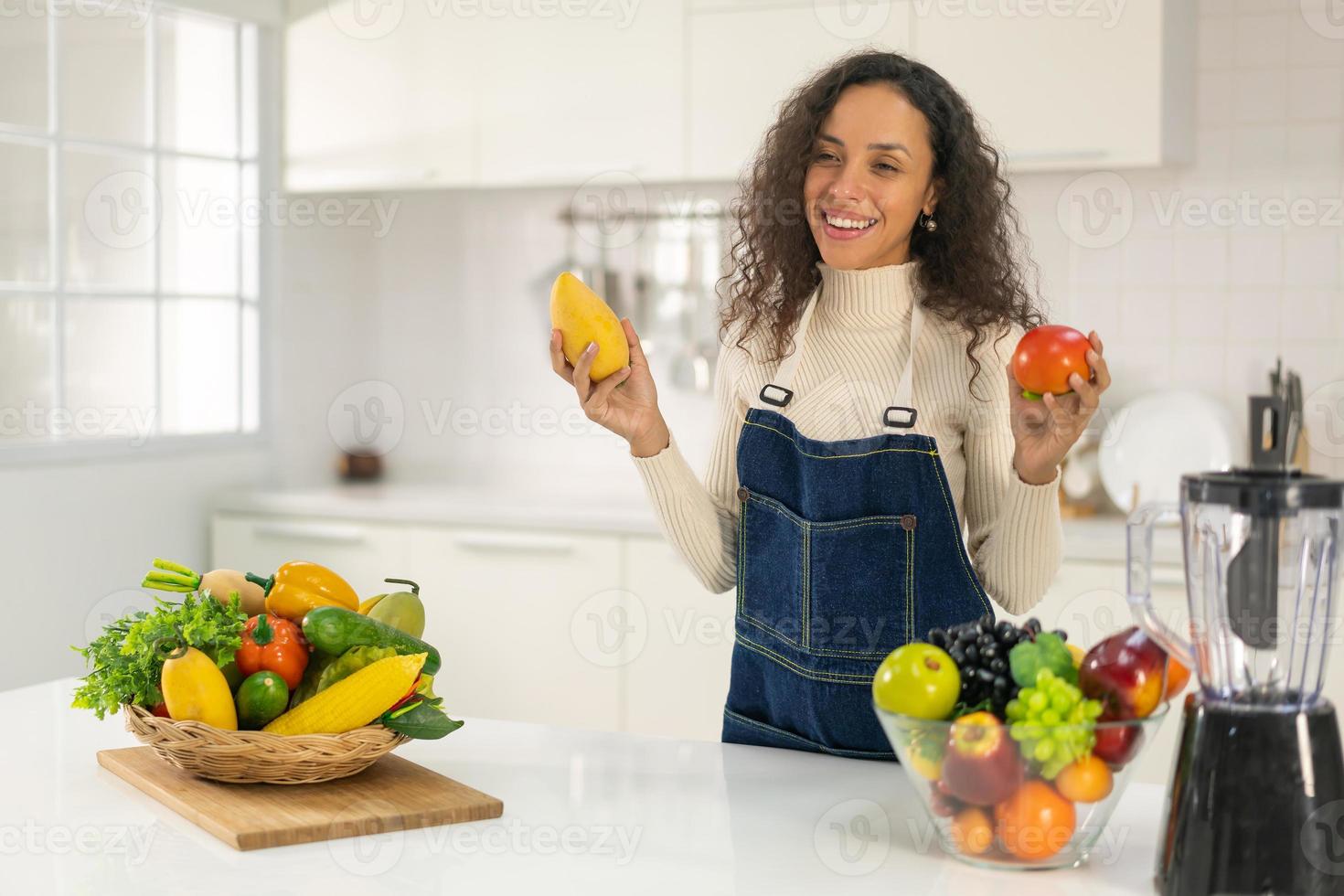 mujer latina, elaboración, jugo, en, cocina foto