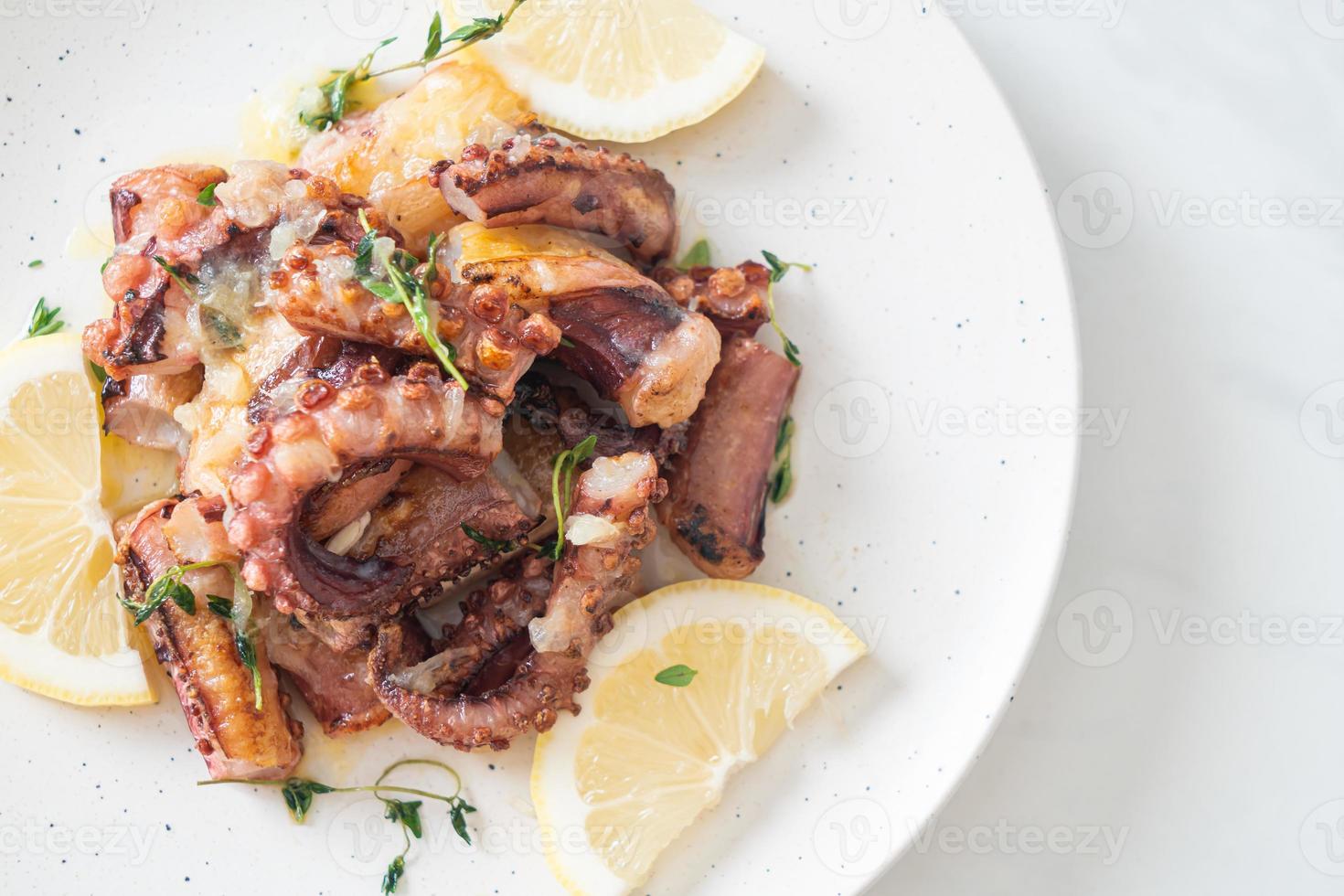 pulpo o calamar a la plancha con salsa de mantequilla y limón foto