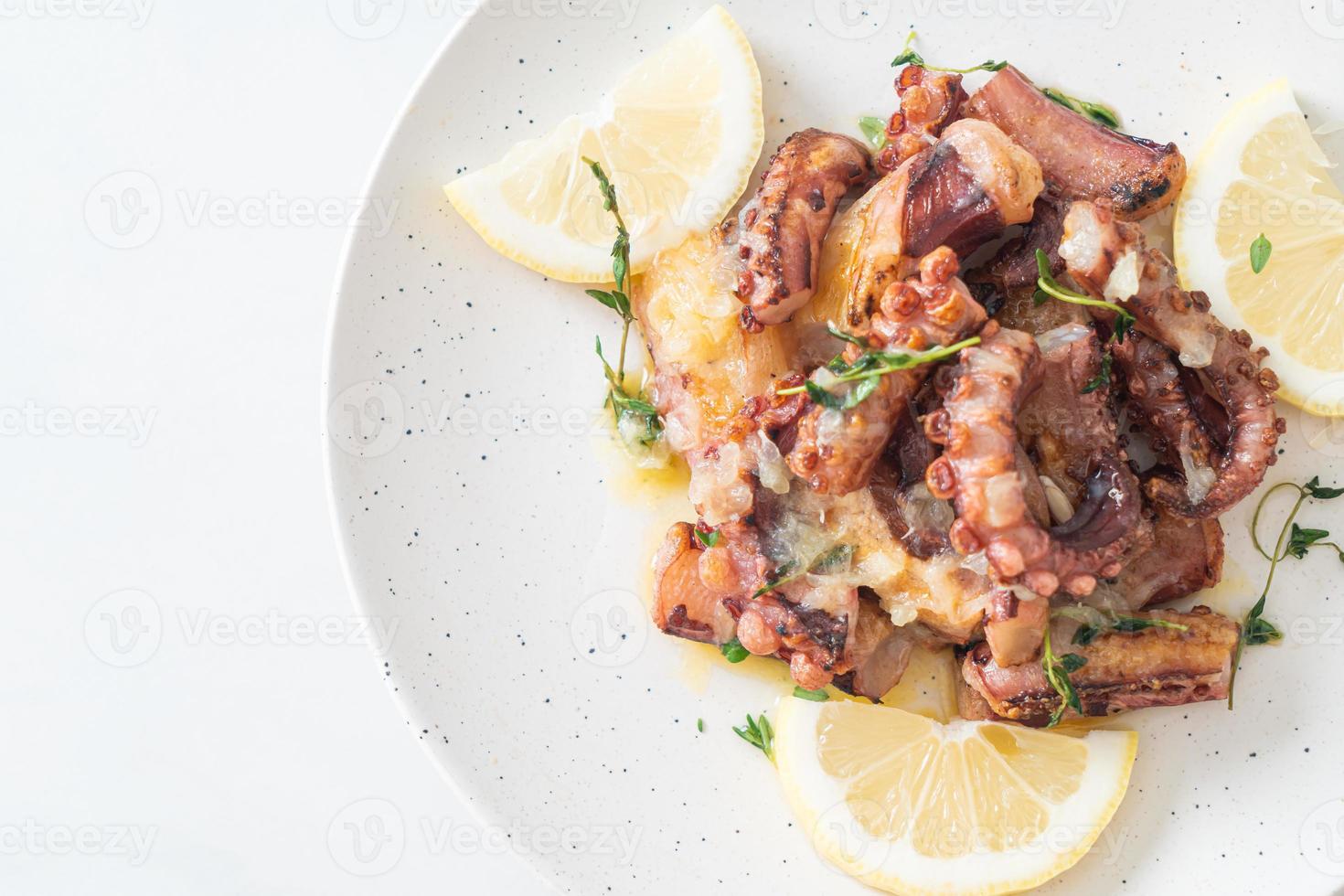 pulpo o calamar a la plancha con salsa de mantequilla y limón foto