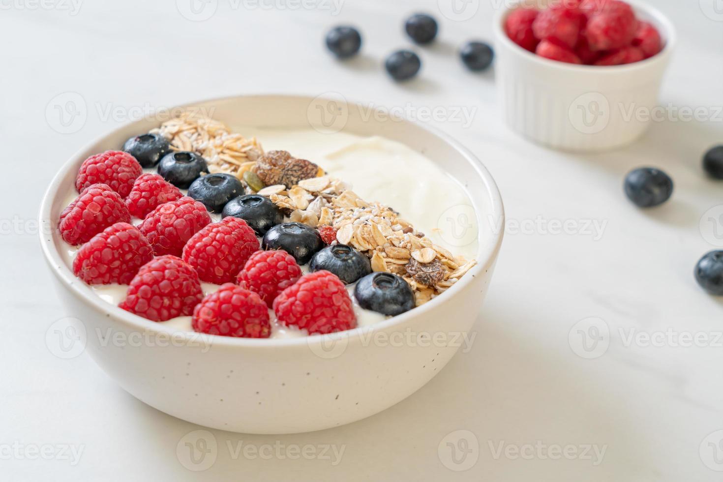 tazón de yogur casero con frambuesa, arándano y granola foto