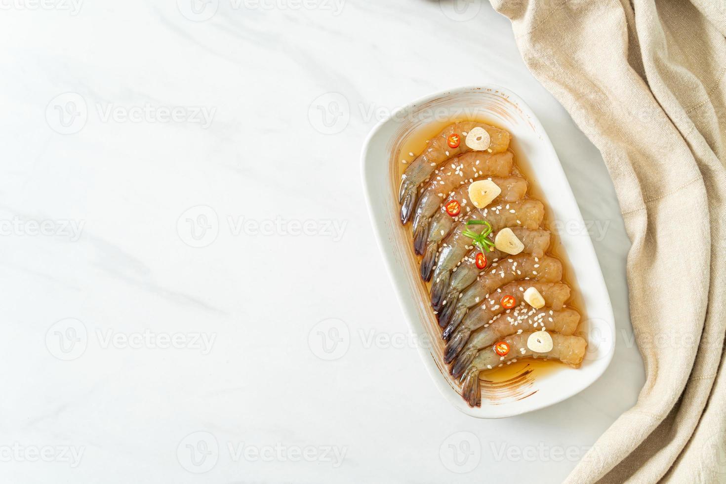 langostinos en escabeche al estilo coreano o camarones en escabeche con salsa de soja coreana foto