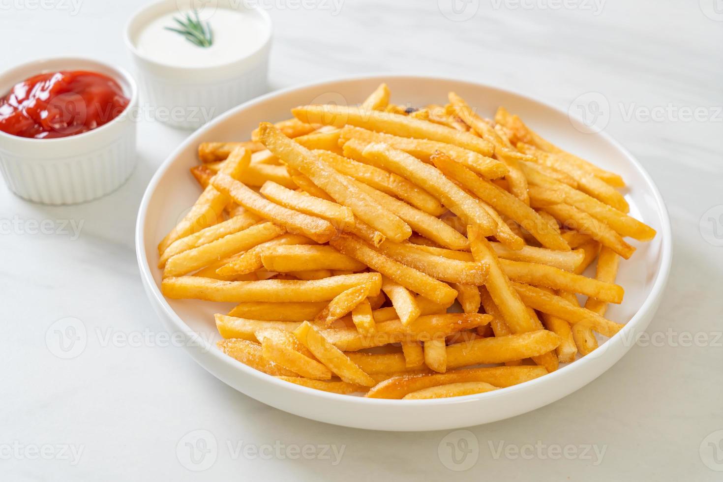 papas fritas con crema agria y salsa de tomate foto