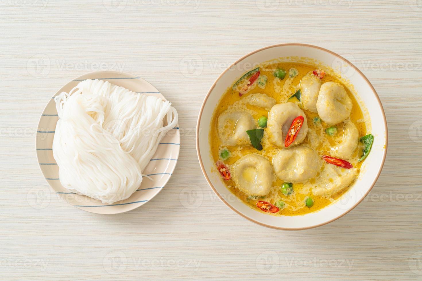 sopa de curry verde con bola de pescado foto