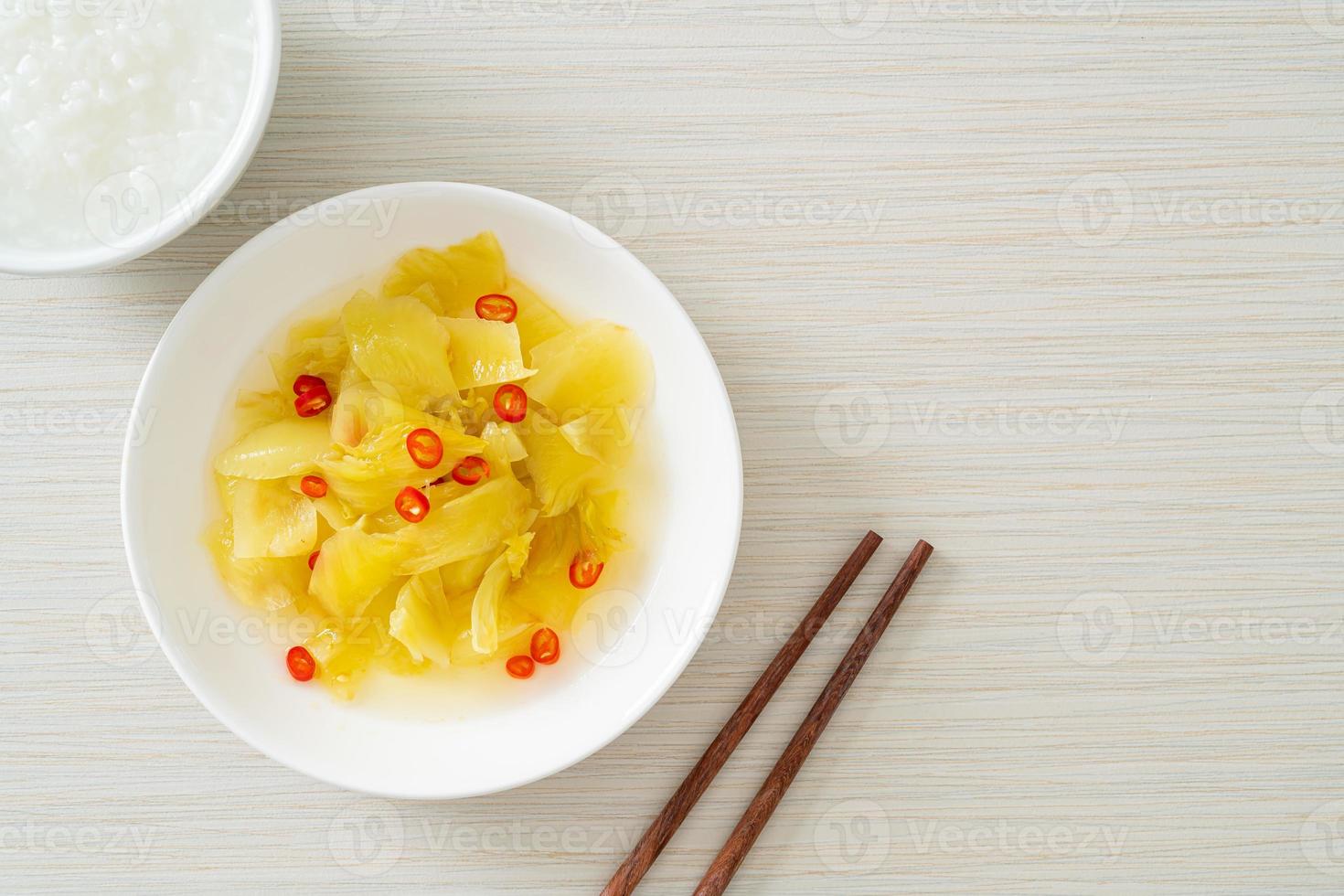 Ensalada picante de repollo encurtido o apio con aceite de sésamo foto