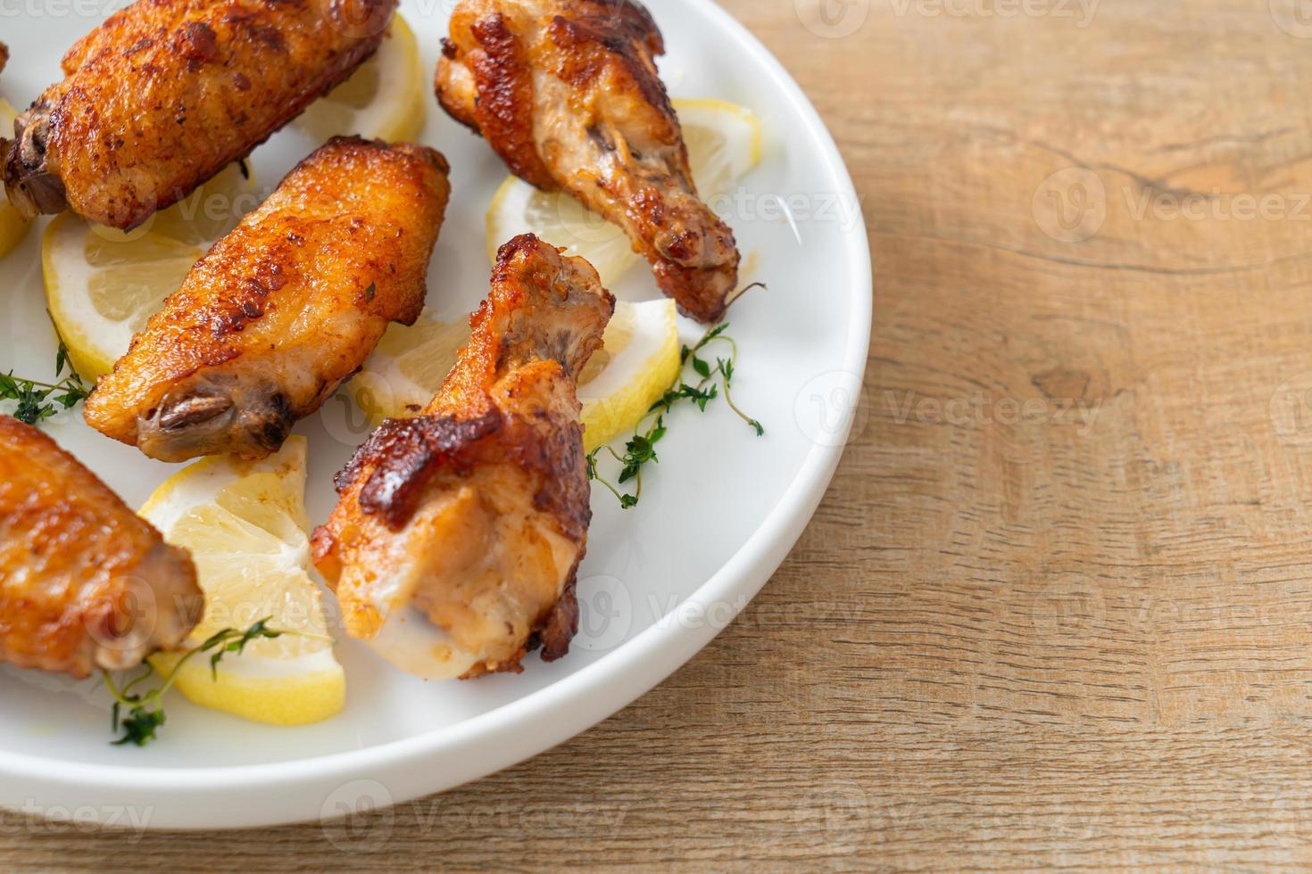 alitas de pollo fritas con limón y pimienta foto