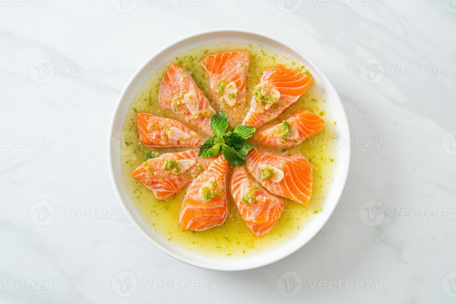 salmón picante en salsa de ensalada de mariscos foto