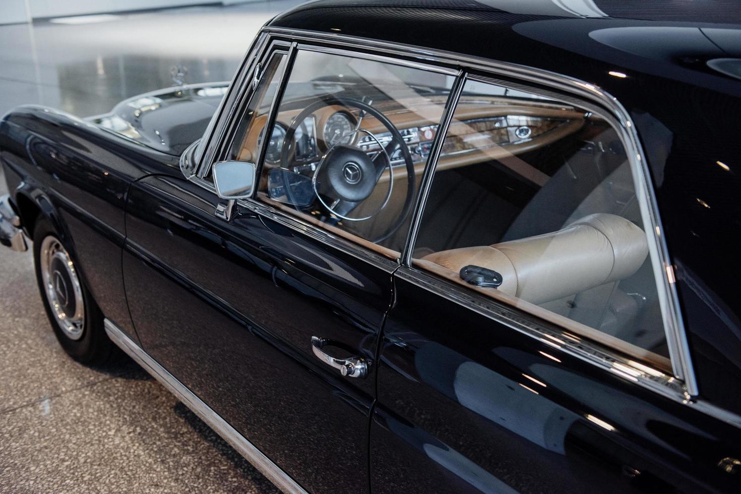 stuttgart, alemania - 16 de octubre de 2018 museo mercedes. Puede ver el interior del coche. Parte del automóvil azul clásico estacionado en el interior foto