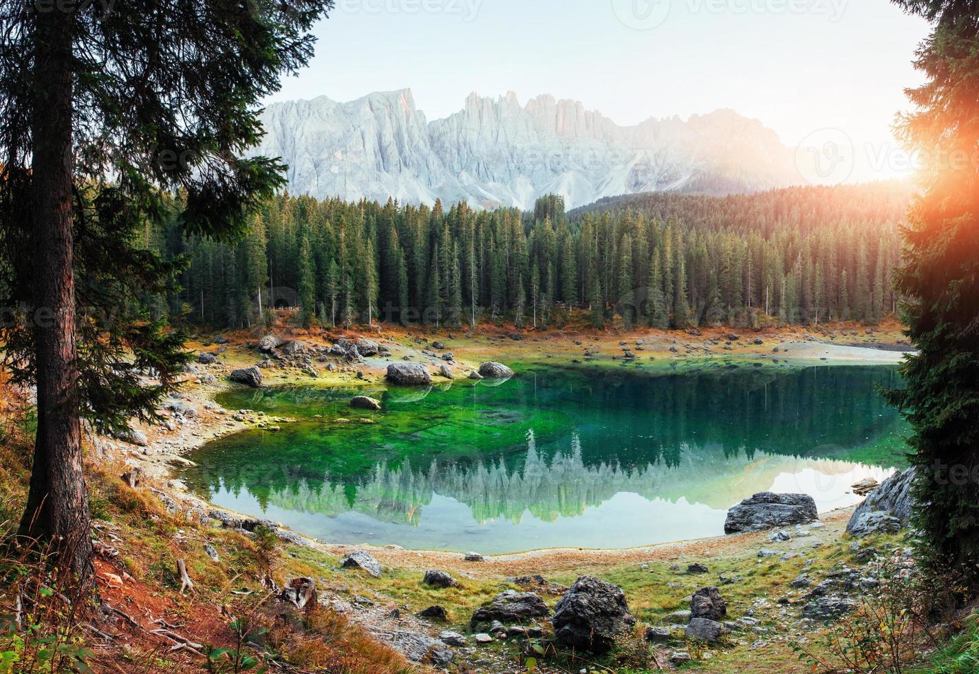 antecedentes sobresalientes. paisaje otoñal con lago claro, bosque de abetos y montañas majestuosas foto