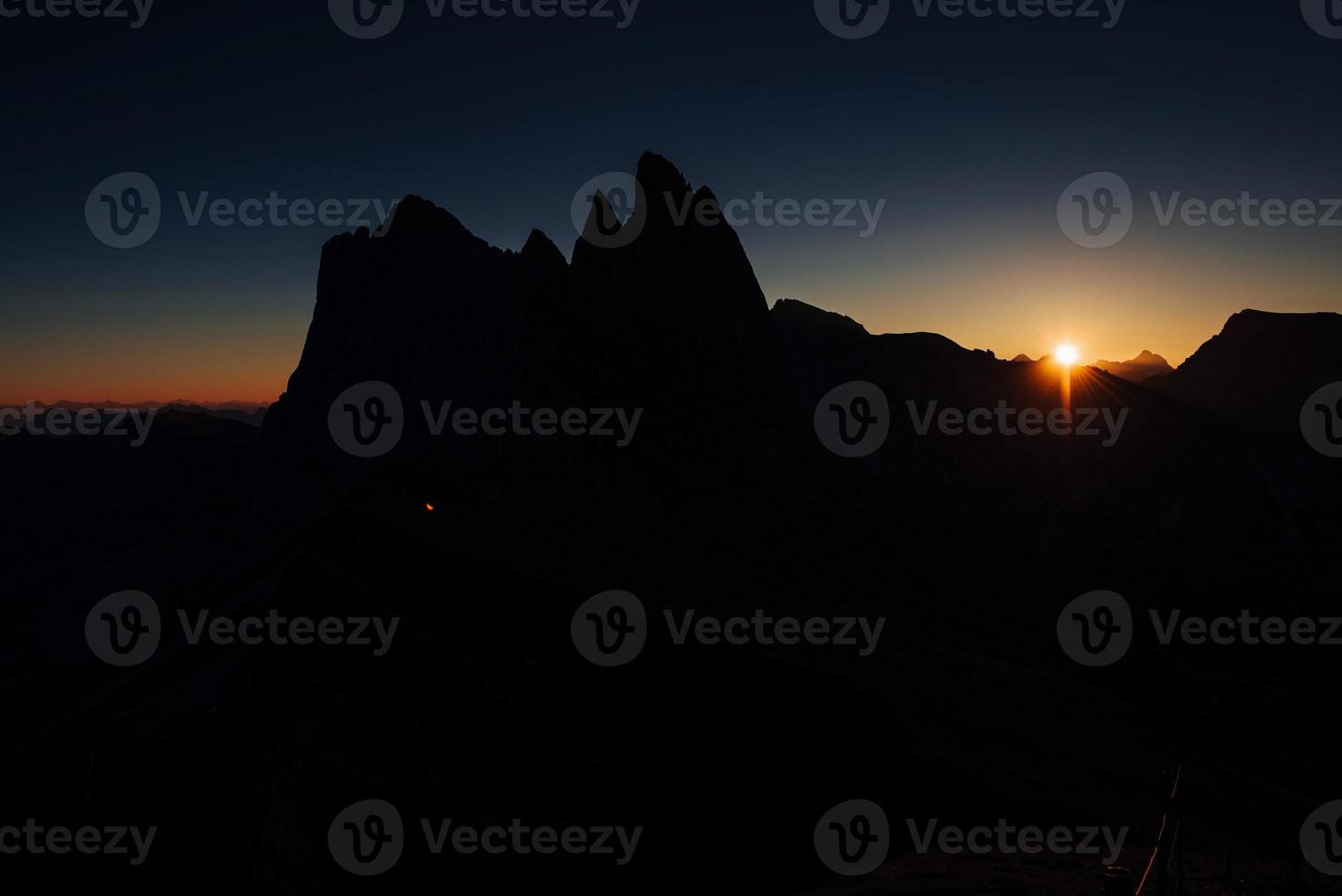 la puesta de sol crea un mínimo de visibilidad. noche en los dolomitas seceda foto