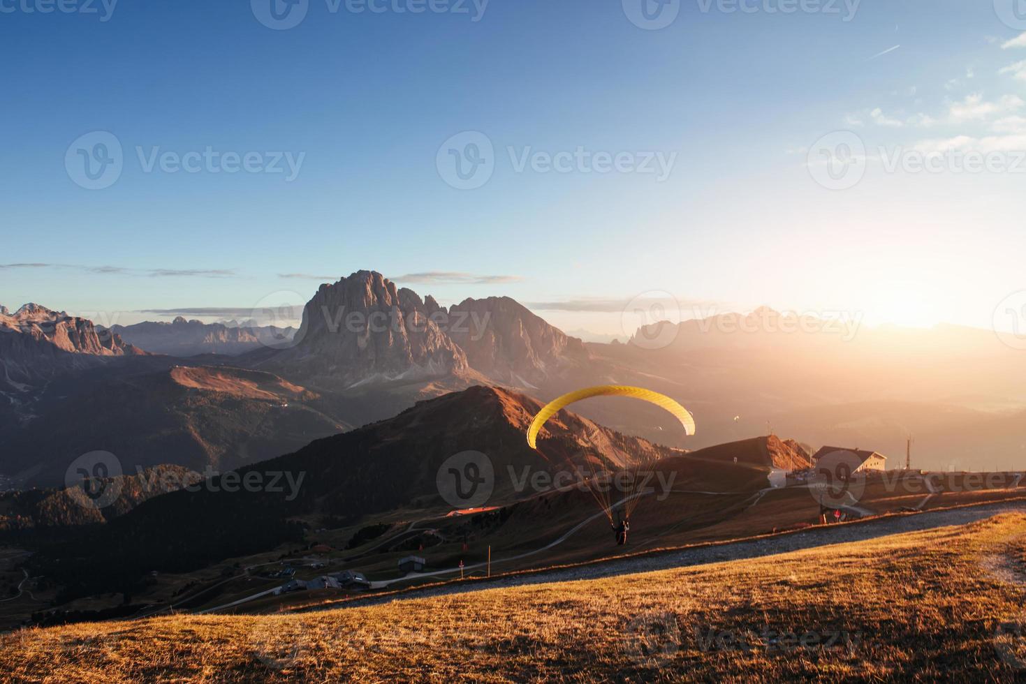 despegando de la colina directamente hacia las montañas dolomitas foto