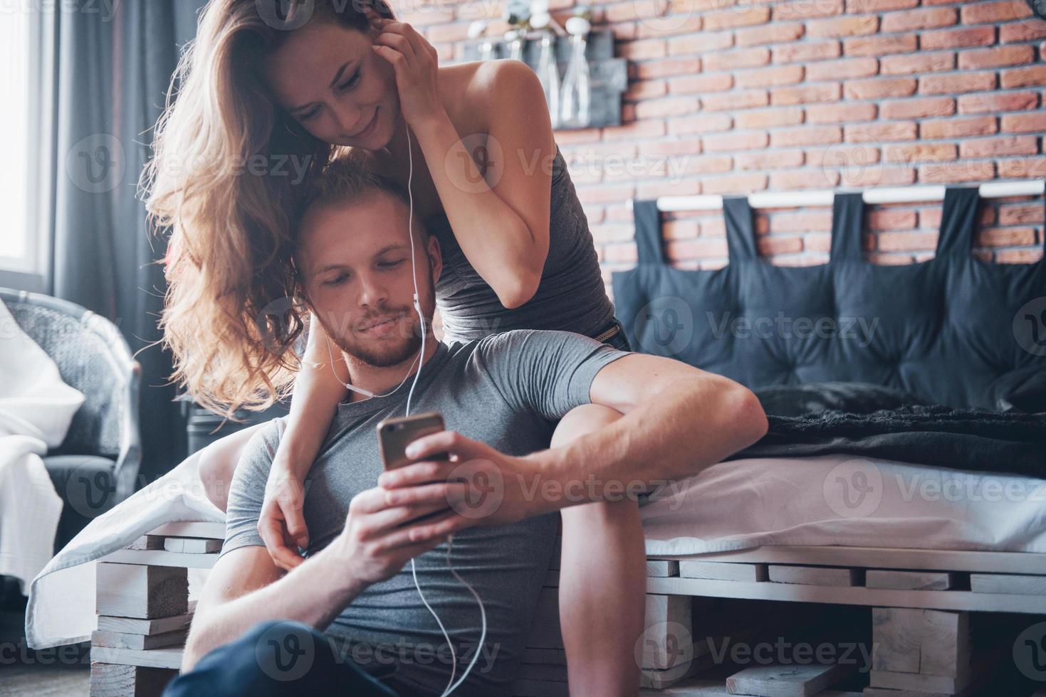 amantes jóvenes atractivos tienen una pareja jugando juntos en la cama. foto