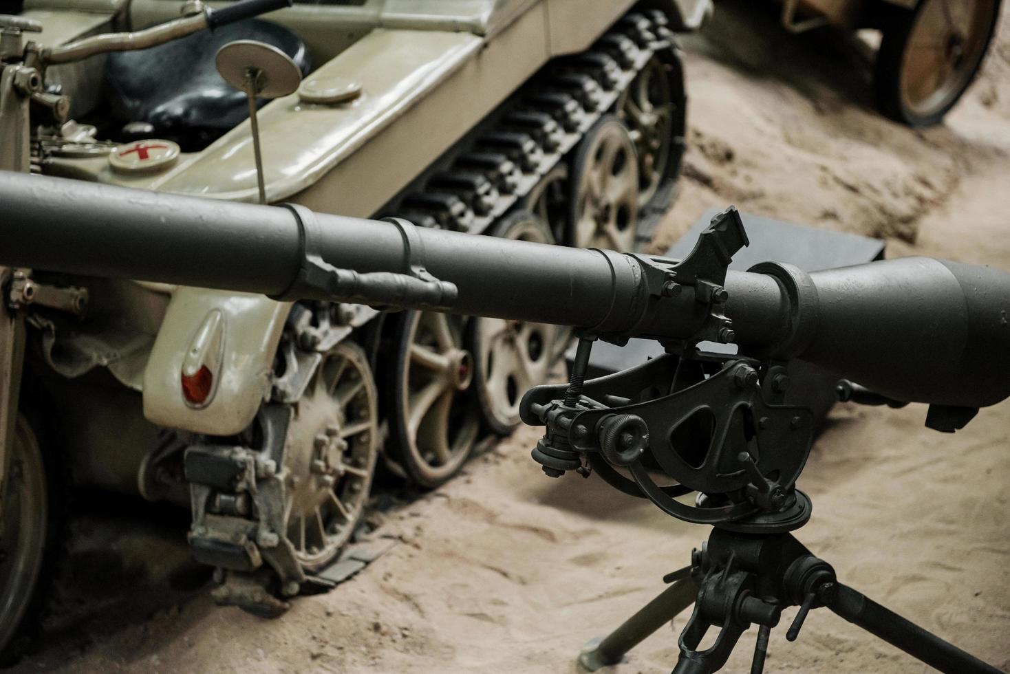 Sinsheim, Alemania - 16 de octubre de 2018 Technik Museum. cañón y tanque marrón viejo en el fondo. exposición de vehículos foto