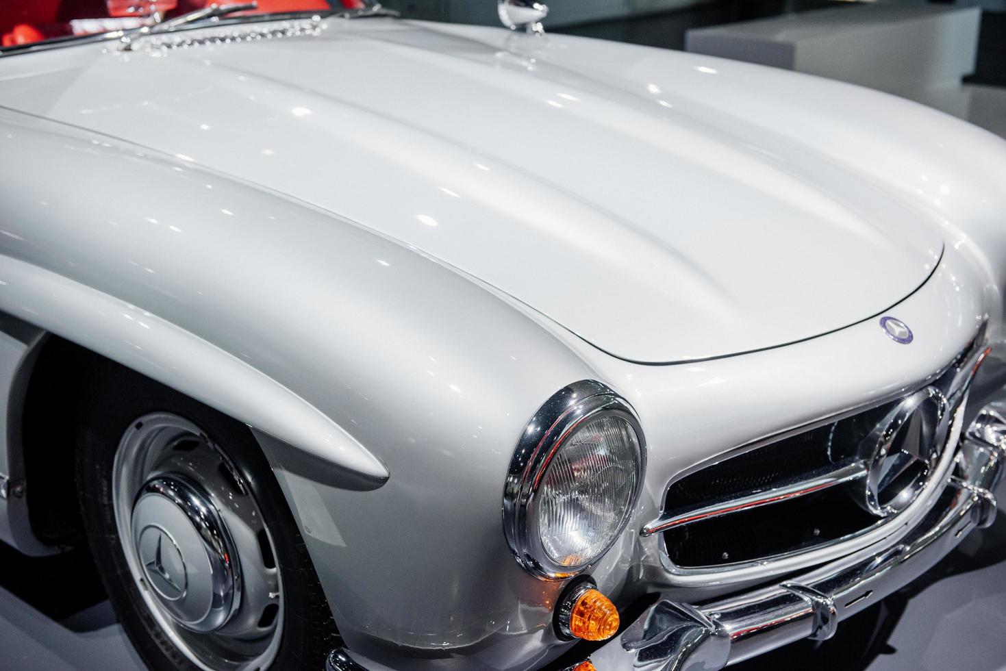 stuttgart, alemania - 16 de octubre de 2018 museo mercedes. foto recortada. Automóvil vintage rojo en un salón de autos. Vista cercana de los faros