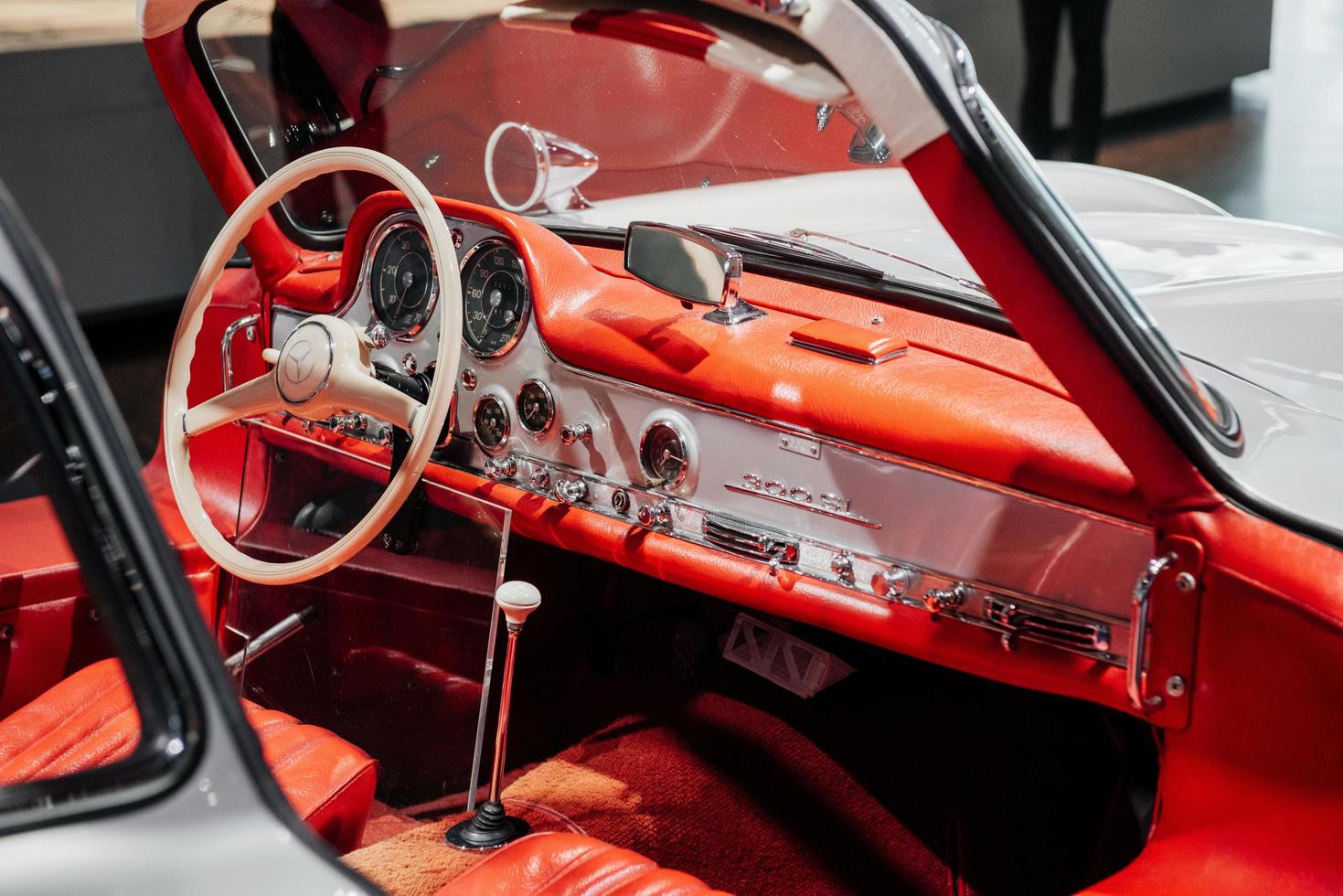 stuttgart, alemania - 16 de octubre de 2018 museo mercedes. puede ver todos los detalles. Dentro del costoso coche de época coleccionable. foto