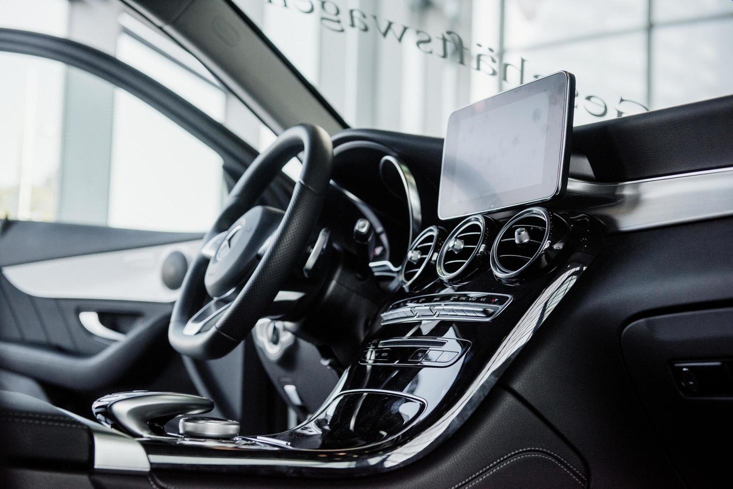 stuttgart, alemania - 16 de octubre de 2018 museo mercedes. la tableta cerca del volante. Interior del coche nuevo con interior negro. foto