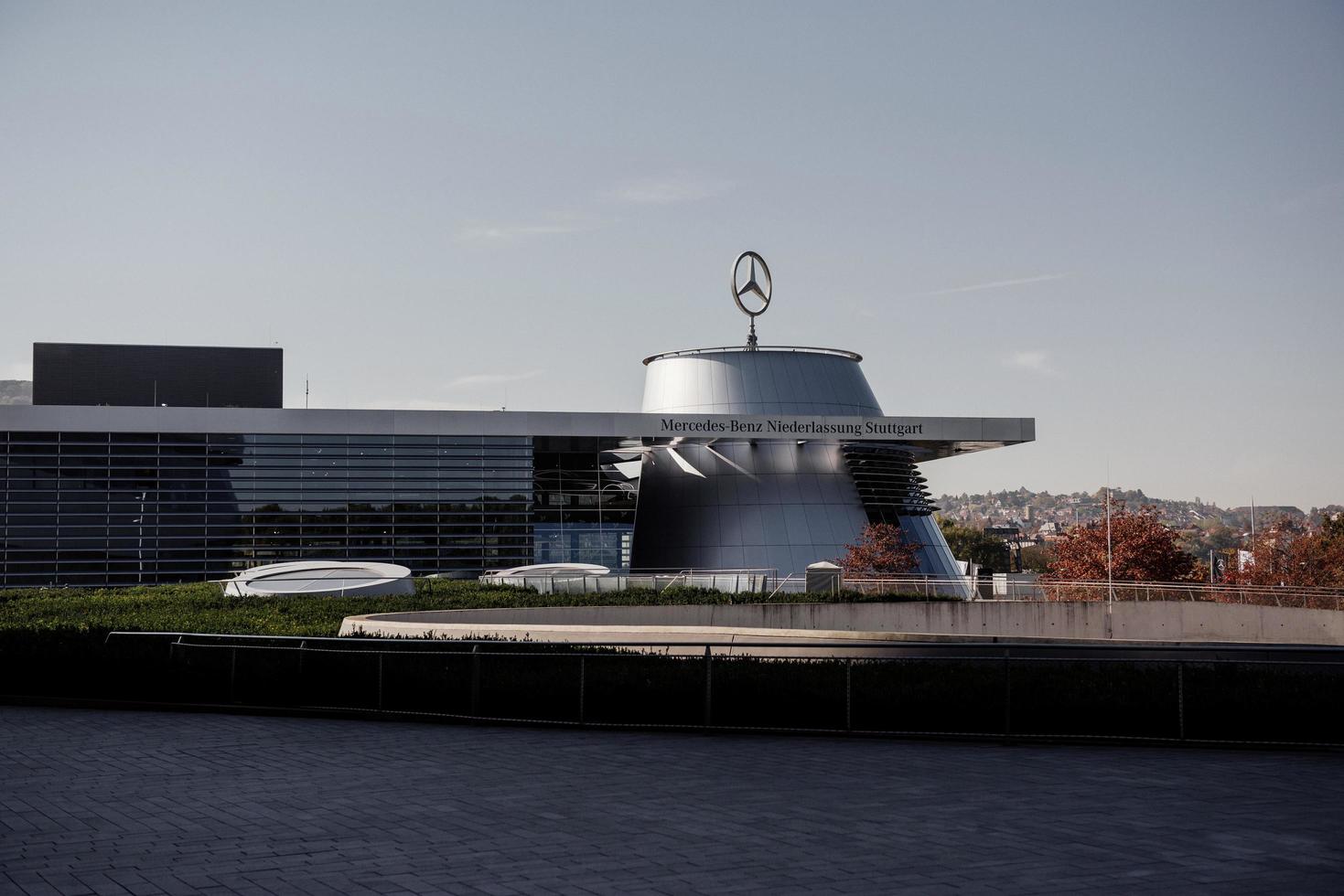 stuttgart, alemania - 16 de octubre de 2018 museo mercedes. gran edificio de color plateado con un gran logotipo metálico en la parte superior foto