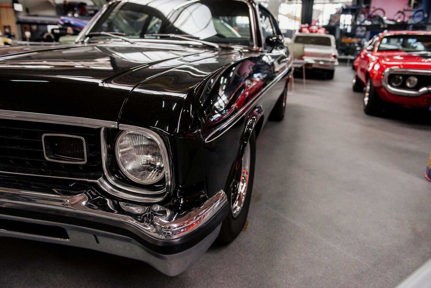 Sinsheim, Alemania - 16 de octubre de 2018 Technik Museum. Vista frontal del vehículo negro. En el interior del montón de coches de lujo de pie en la exposición de automóviles foto