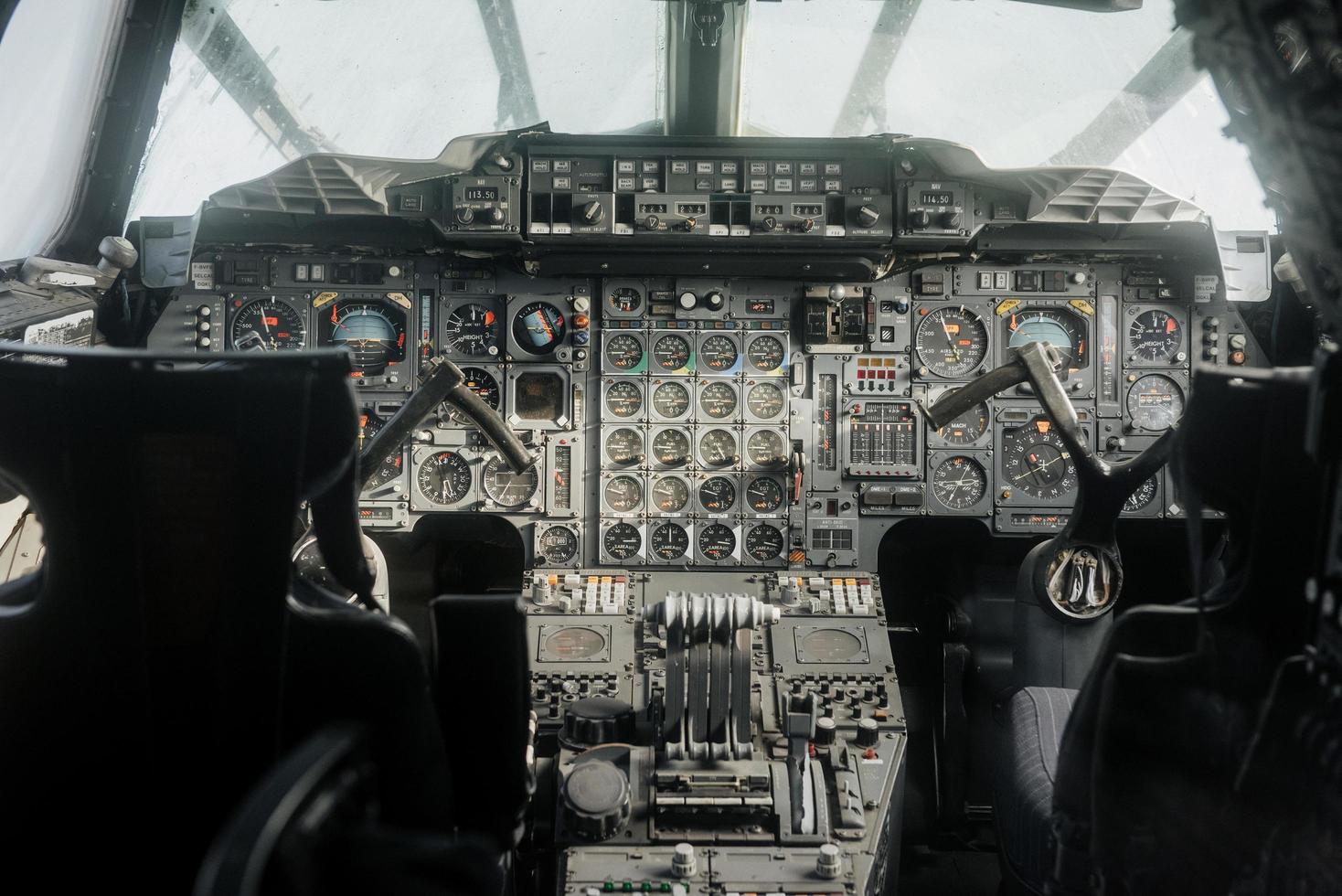 Sinsheim, Alemania - 16 de octubre de 2018 Technik Museum. vidrio frontal borroso. antigua cabina analógica del avión. adentro cerca de los asientos del piloto foto