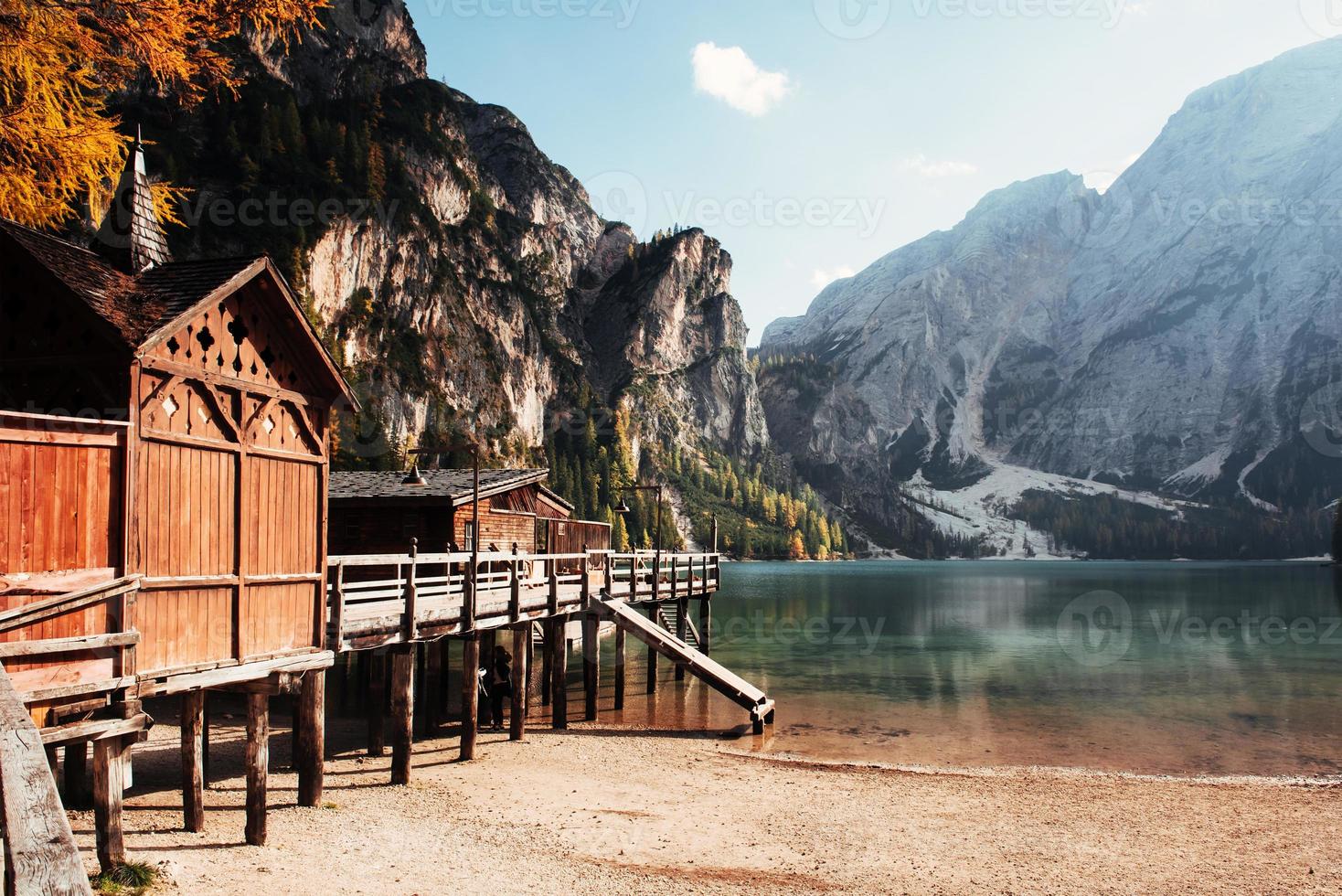 vista lateral. buen paisaje con montañas. lugar turístico con edificio de madera y pera. foto