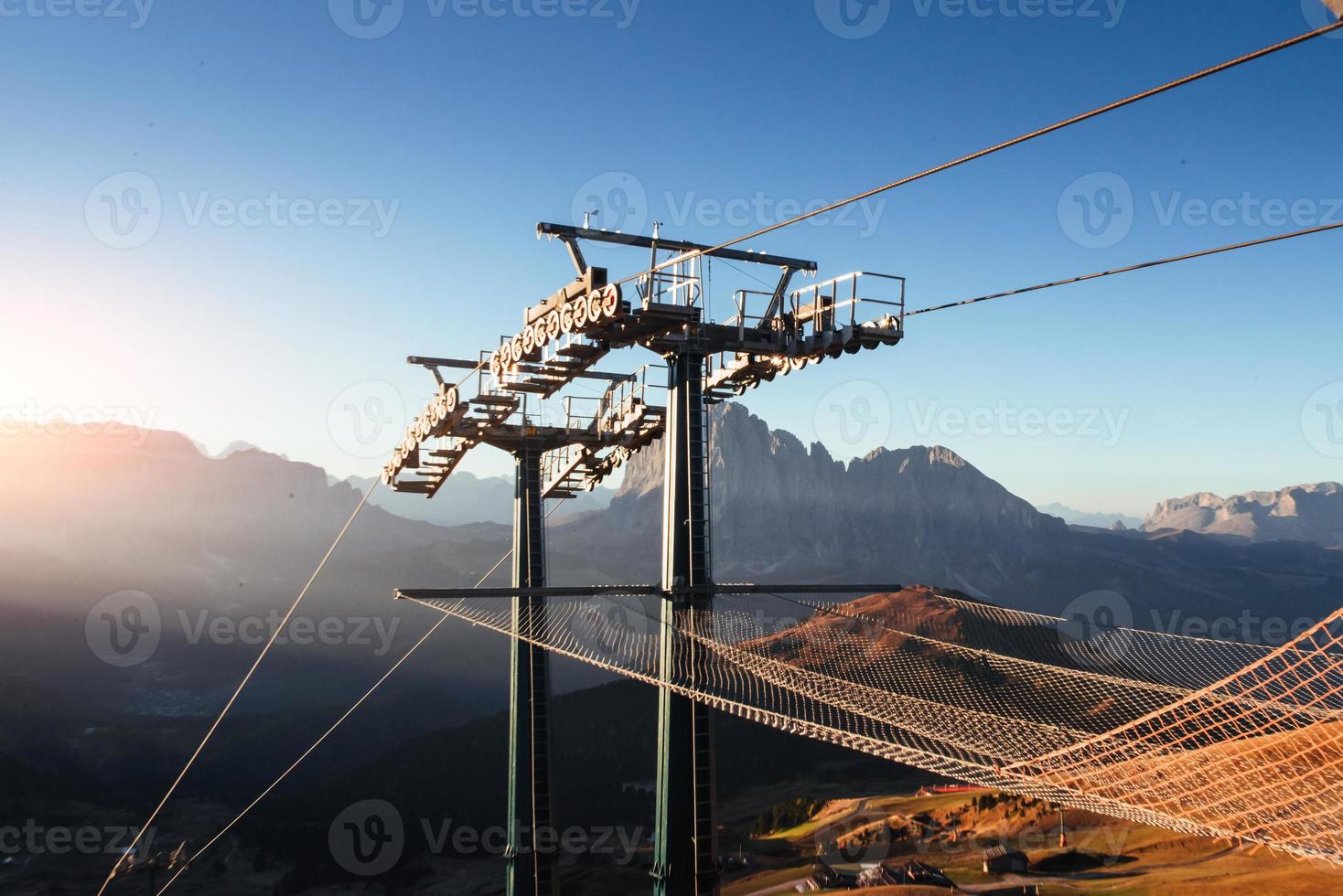 listo para bajar. Teleférico de pie en las colinas de seceda dolomitas foto