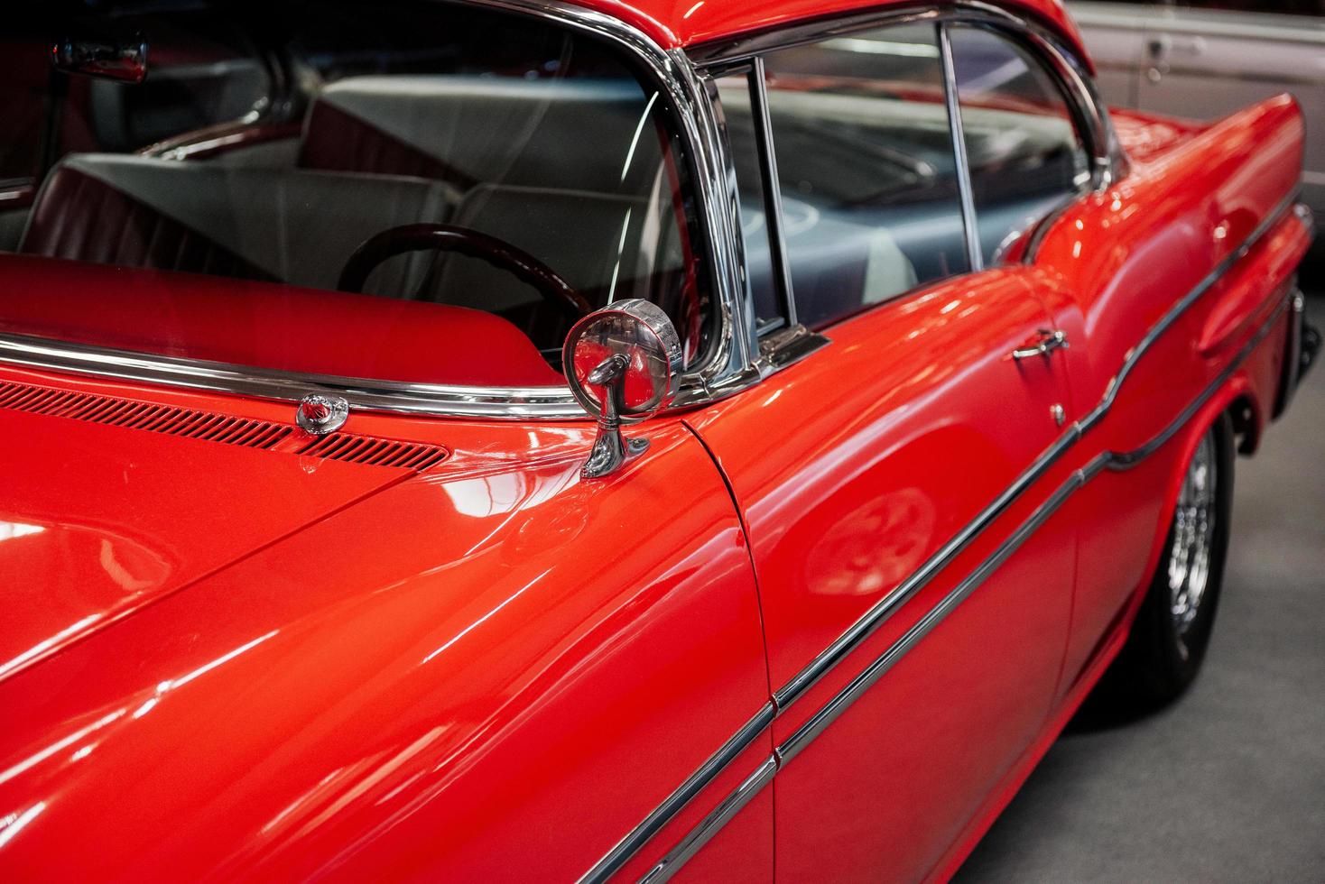 Sinsheim, Alemania - 16 de octubre de 2018 Technik Museum. las ventanas, la puerta y el costado de este auto retro rojo están perfectamente pulidos foto