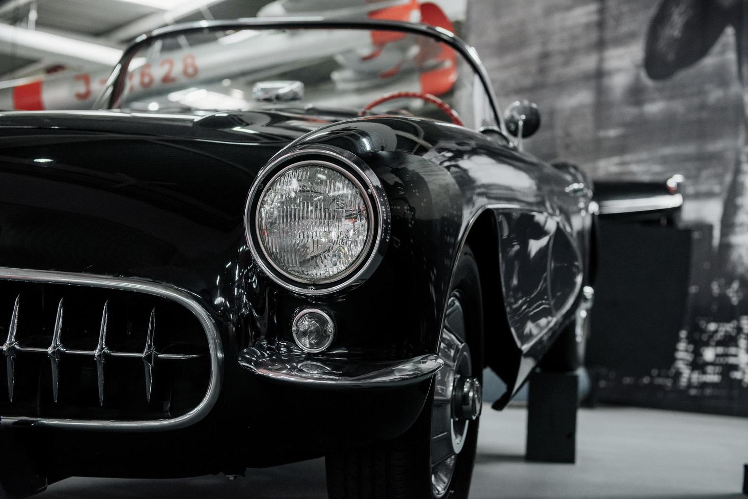 Sinsheim, Alemania - 16 de octubre de 2018 Technik Museum. Faros delanteros del coche de época de lujo negro foto