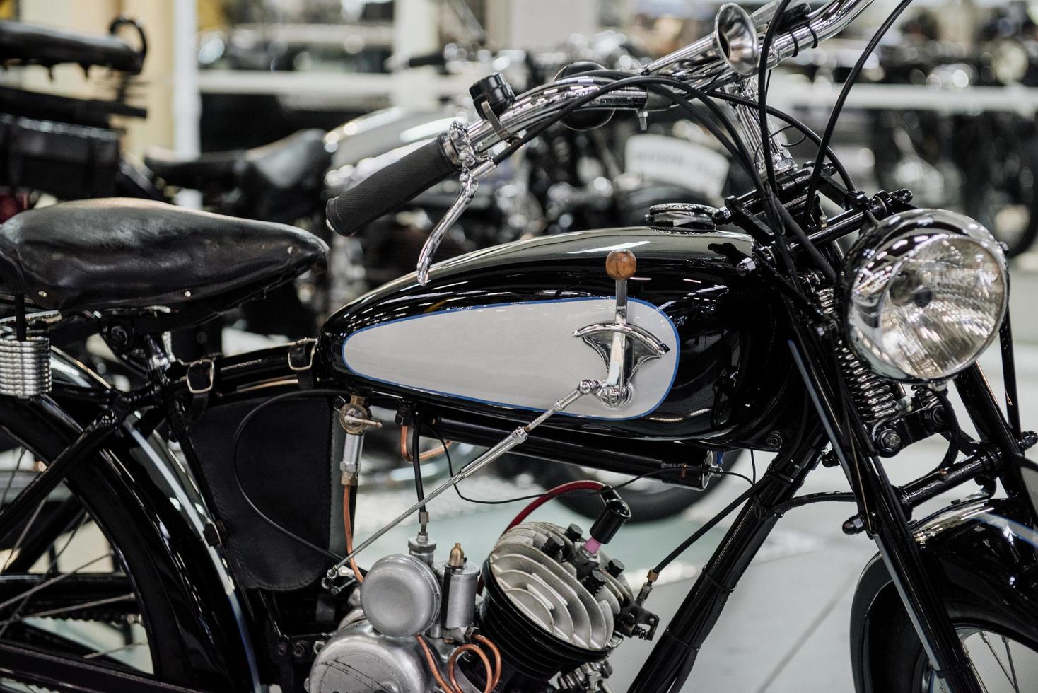 Sinsheim, Alemania - 16 de octubre de 2018 Technik Museum. motocicleta negra clásica se encuentra en el interior de la exposición de vehículos foto