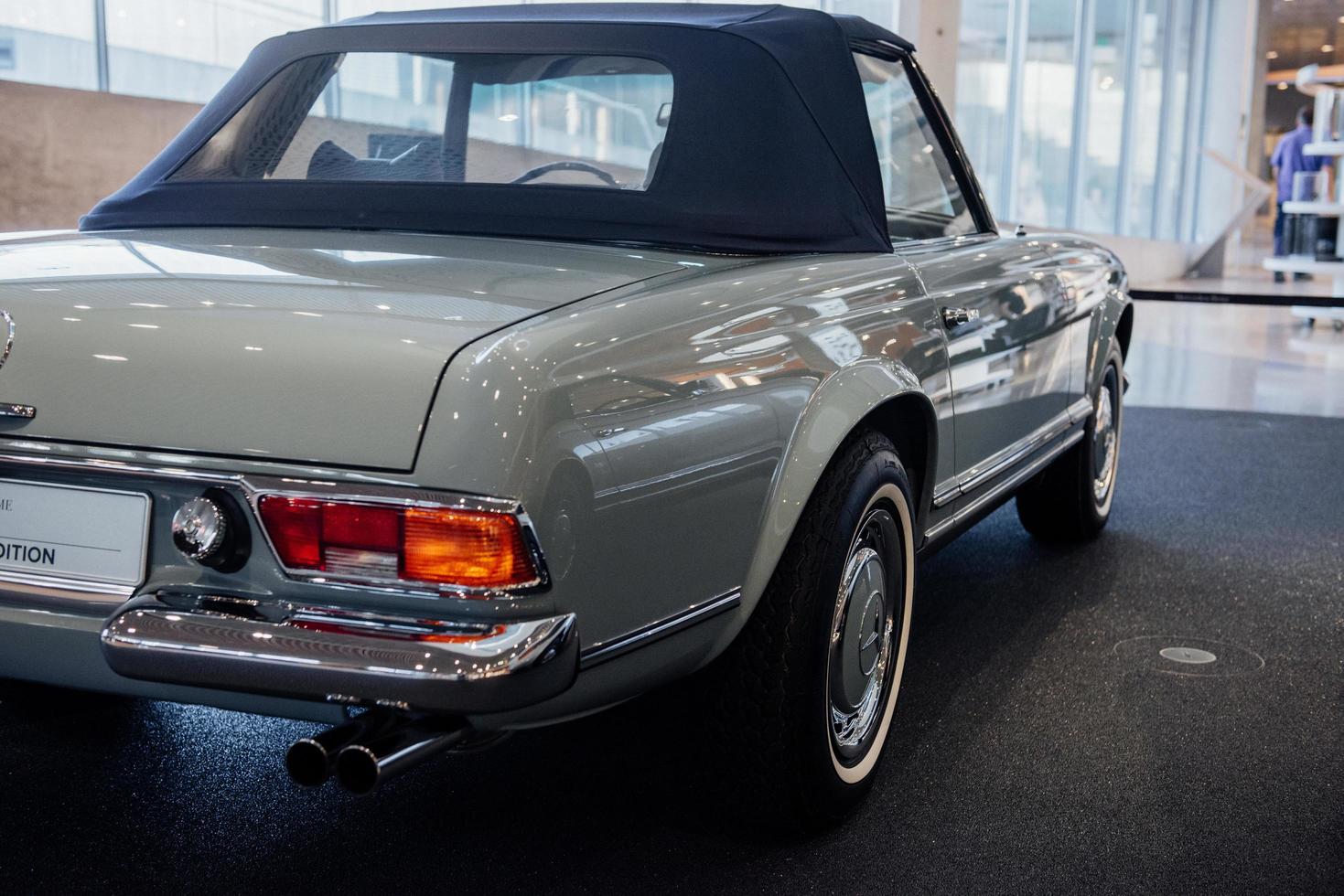 stuttgart, alemania - 16 de octubre de 2018 museo mercedes. La parte trasera del viejo coche de época plateada en la exposición de vehículos foto