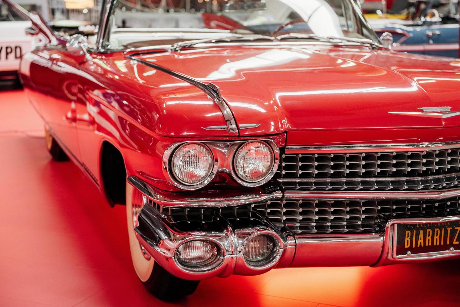 Sinsheim, Alemania - 16 de octubre de 2018 Technik Museum. Hermoso coche de época rojo pulido. estilo cabriolet foto