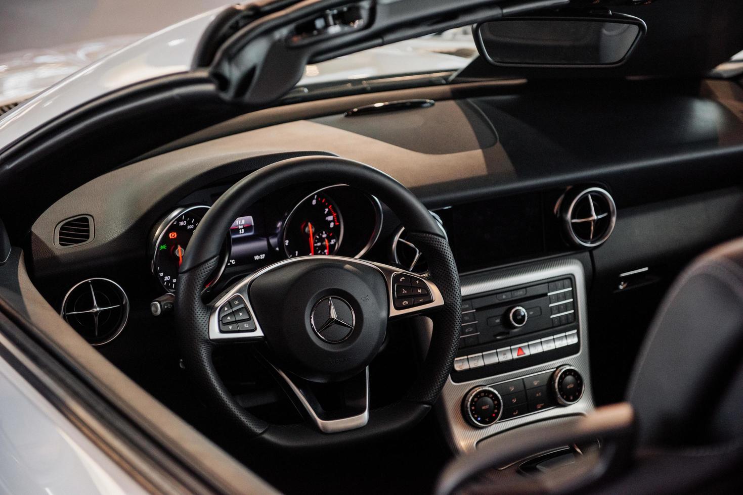 stuttgart, alemania - 16 de octubre de 2018 museo mercedes. el tablero está encendido. Interior del coche nuevo con interior negro. foto