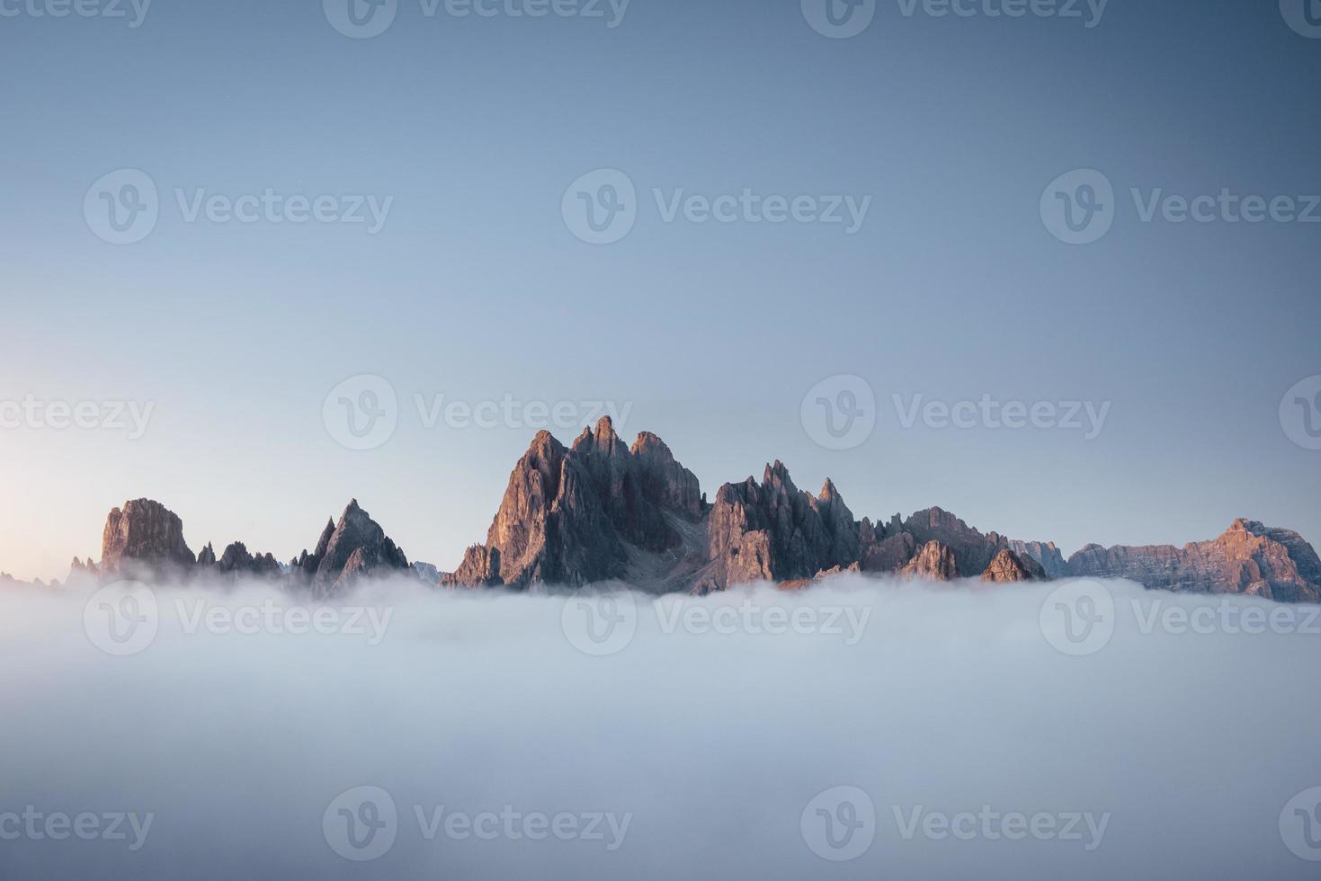 hermosas sombras. los picos de las montañas se sofocan por una espesa niebla que avanza. increíbles tomas de fotos