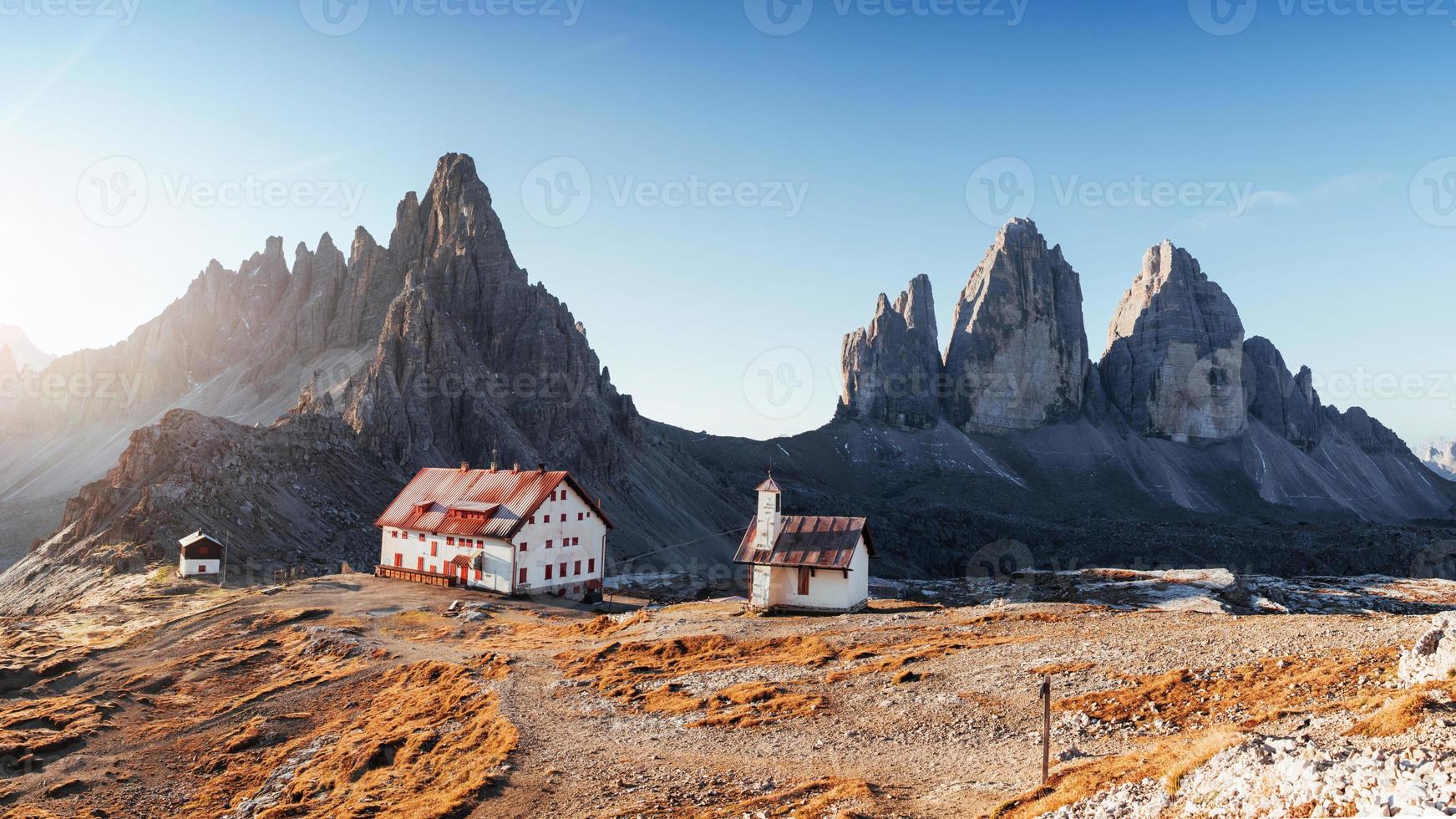 civilización en la naturaleza. sobresaliente paisaje de las majestuosas montañas dolomitas seceda durante el día. foto panorámica